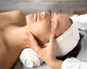 Muka&Padabhyanga Soin holistique qui lie la beauté de la peau à la détente profonde et libération des émotions