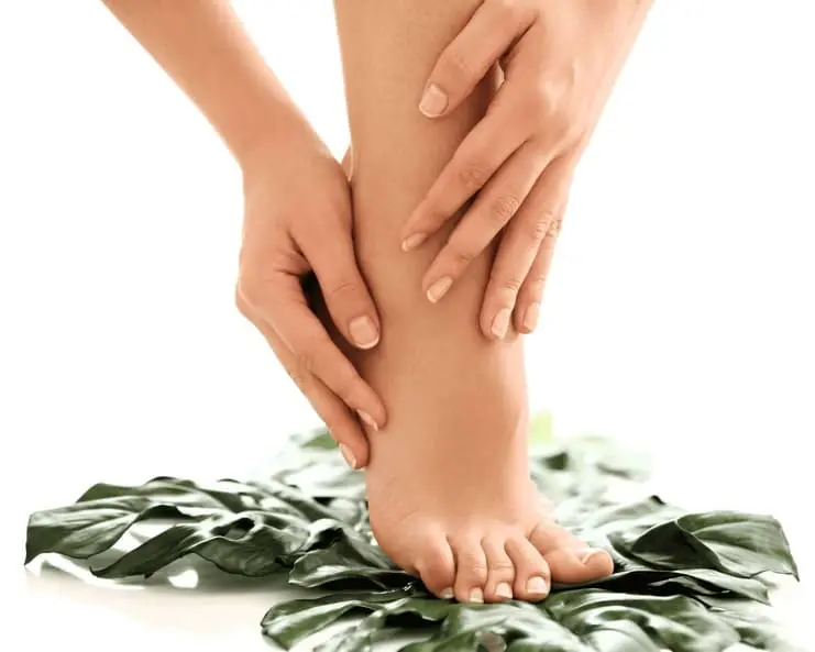 Padabhyanga : Bain des pieds, gommage, hydratation et massages relaxants pour détendre les pieds et retrouver une peau douce et hydratée.