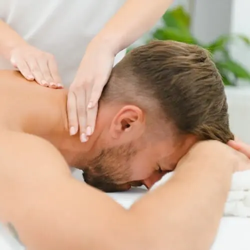 Un massage du corps entier à l’huile chaude hautement efficace pour détendre les muscles, stimuler le flux énergétique, la lymphe