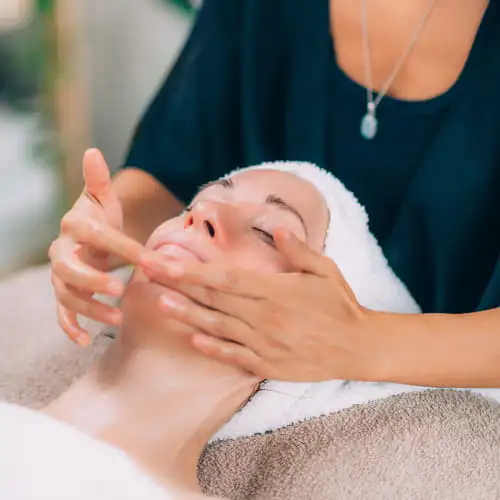 Ce soin holistique complet lie la beauté de la peau à la relaxation profonde.